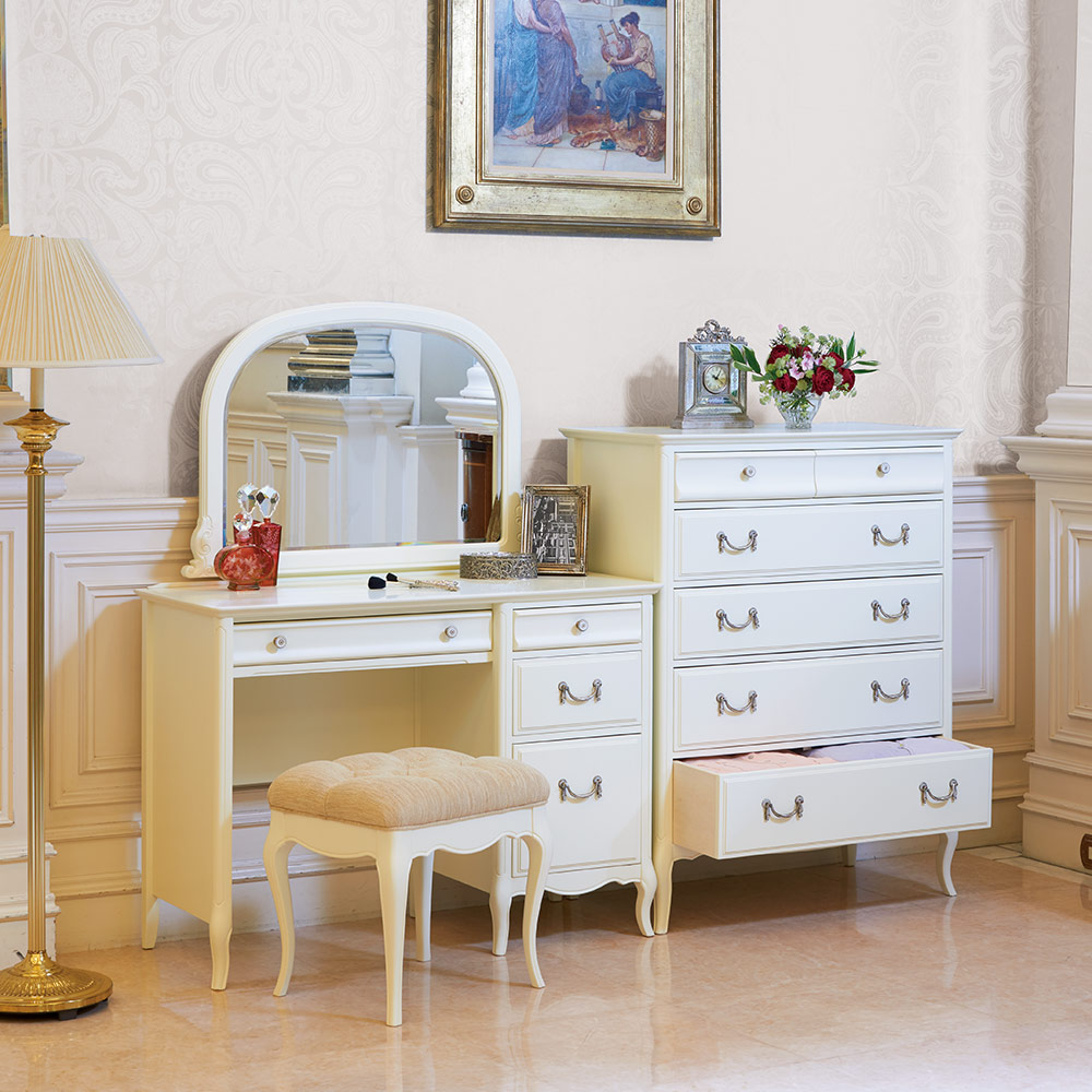 優雅な装飾の小振りなチェスト ベットサイド リビング ホワイト家具