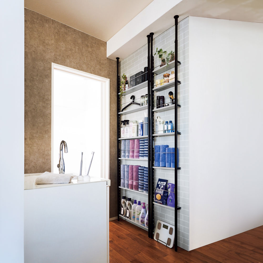 超薄型突っ張りディスプレイ収納ラック 幅55cmタイプ 奥行12cm高さ215cm-260cm 洗面所収納 隙間収納 トイレ 洗面所 ランドリー収納 633702