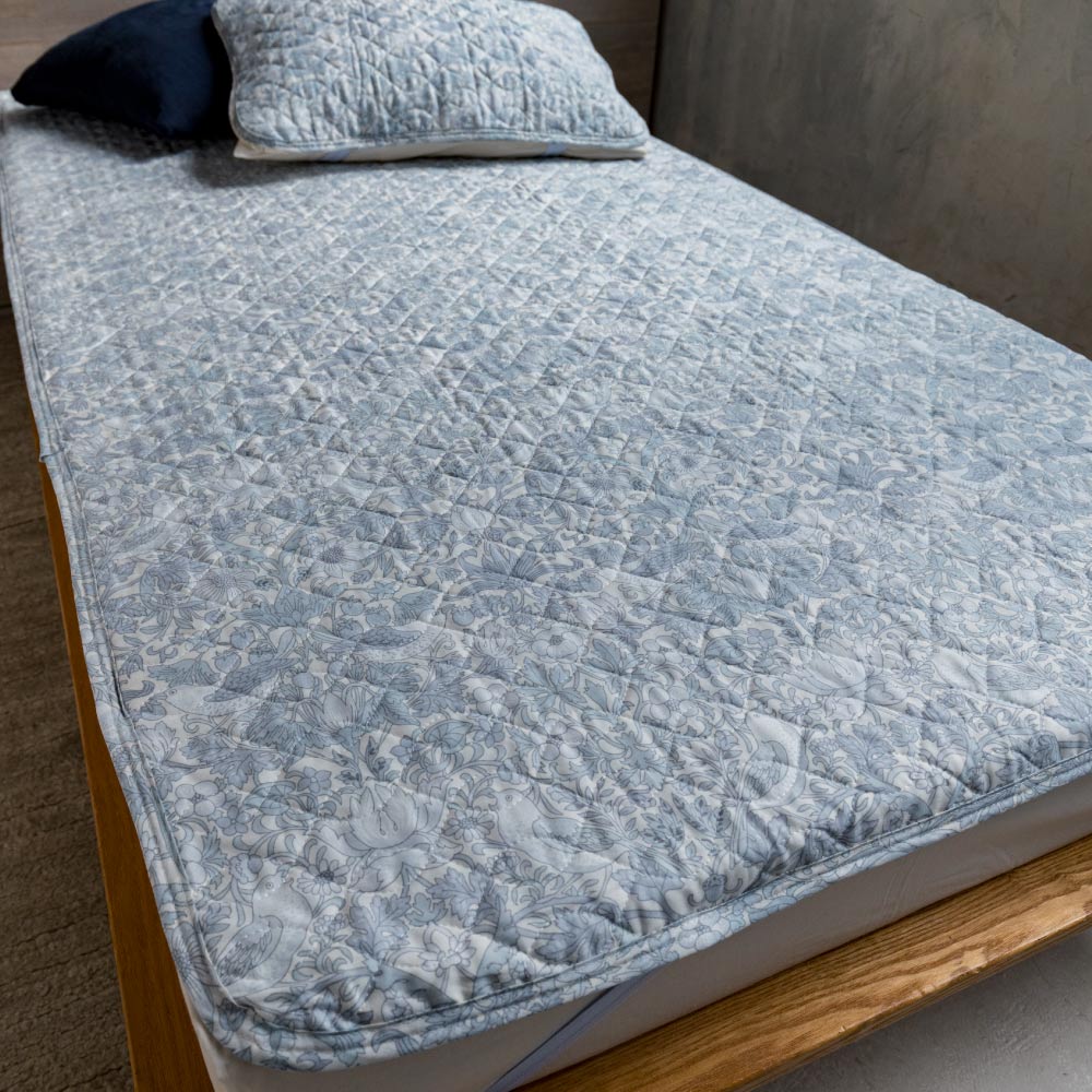 ≪セミダブル≫V&A いちご泥棒 麻100%生地使用敷きパッド 敷きパッド ベッドパッド 560504