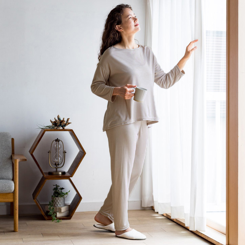 とろけるなめらかニット素材の肌面シルクパジャマ 623401