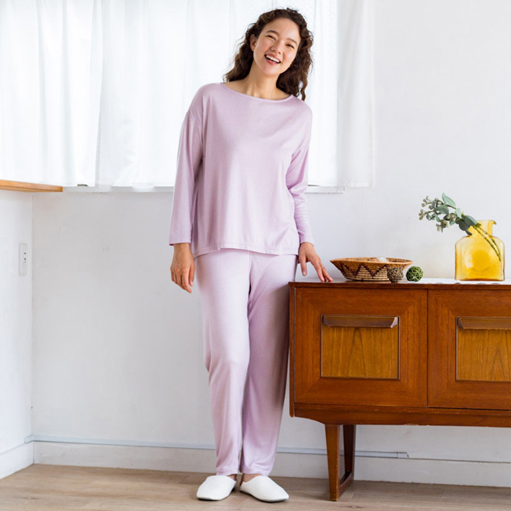 とろけるなめらかニット素材の肌面シルクパジャマ 623401