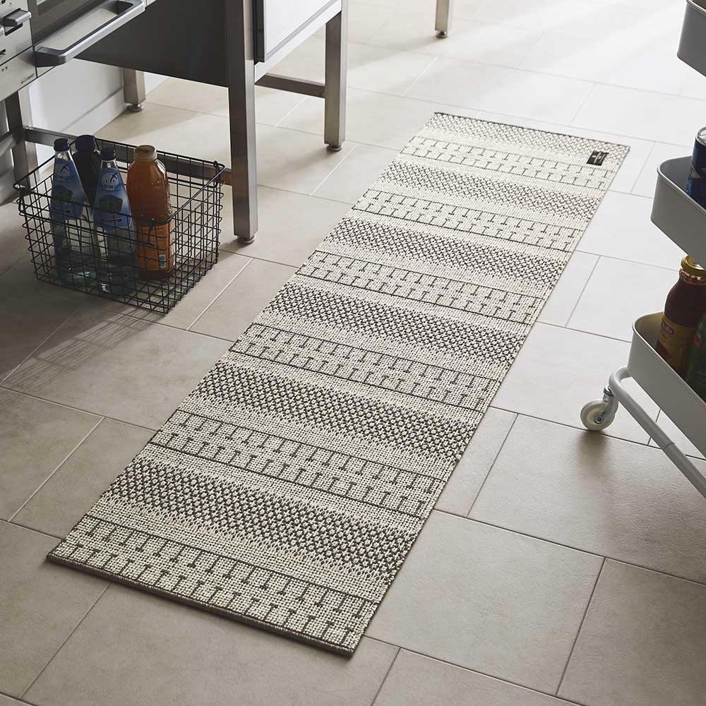 センコー URBAN802 キッチンマット インテリアマット 約50× 270cm グレー ギリシャ製 薄手 床暖房 洗える 69340 センコー URBAN802 キッチンマット インテリアマット 約50× 270cm グレー ギリシャ製 薄手 床暖房 洗える 69340  キッチンマット ギリシャ製 薄手 滑りにくい 洗える 床暖房対応 モダン約50×240cm ダークグレー&frasl;グレー SDS&frasl;マスターキッチンラグ  ORBIT