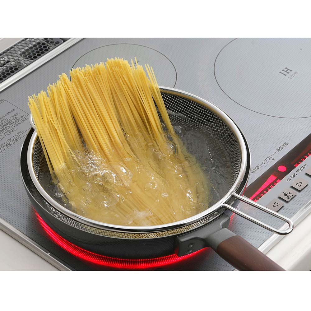 いつものフライパンでゆで料理 ママクック フライパンザル キッチンツール KR0314