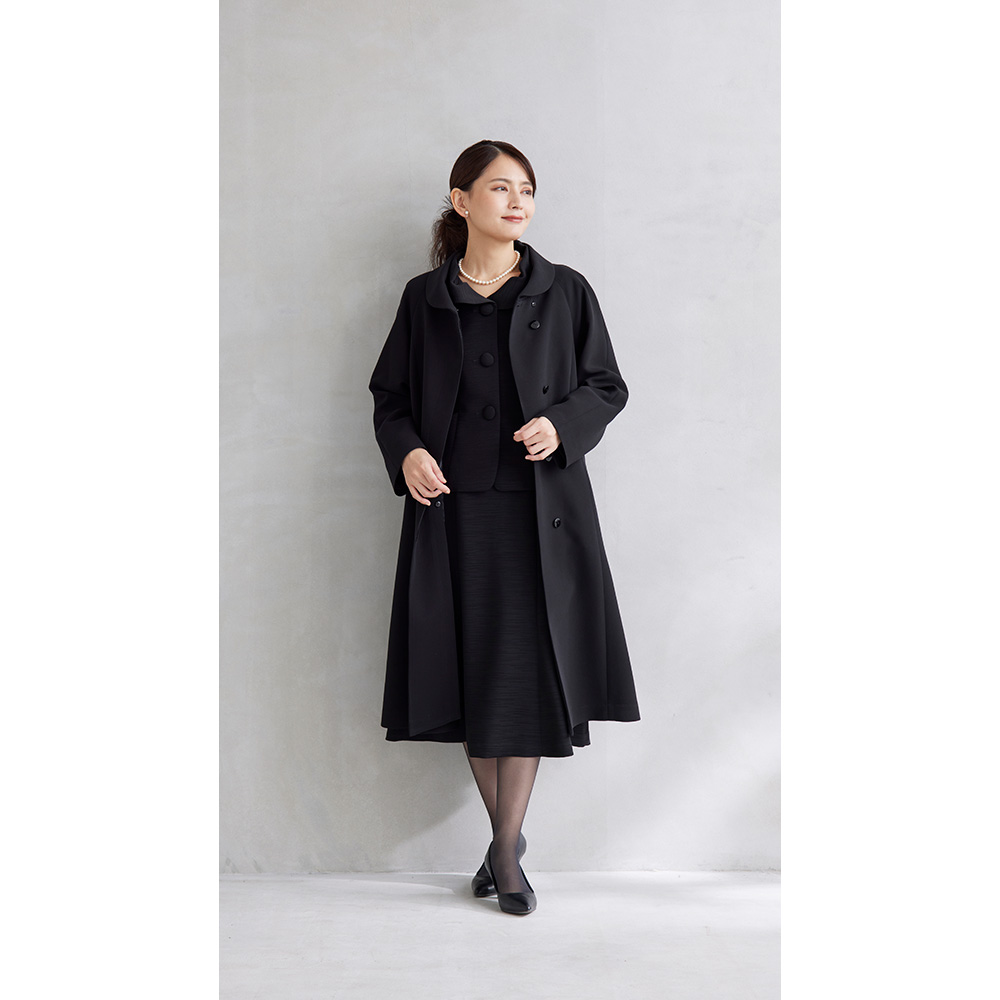 黒のコートスタイルドレス エレガントさが際立つラグジュアリーなカフスファーのロングコート