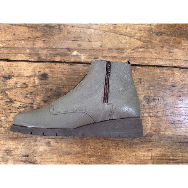 フィグリーノ ウェッジソールレザーブーツ レディース ブーツ ミドル ショートブーツ 軽量 履きやすい ウェッジソール 柔らかい 防寒 冬 疲れにくい きれいめ カジュアル 上品 日本製 靴 婦人雑貨 AR2805