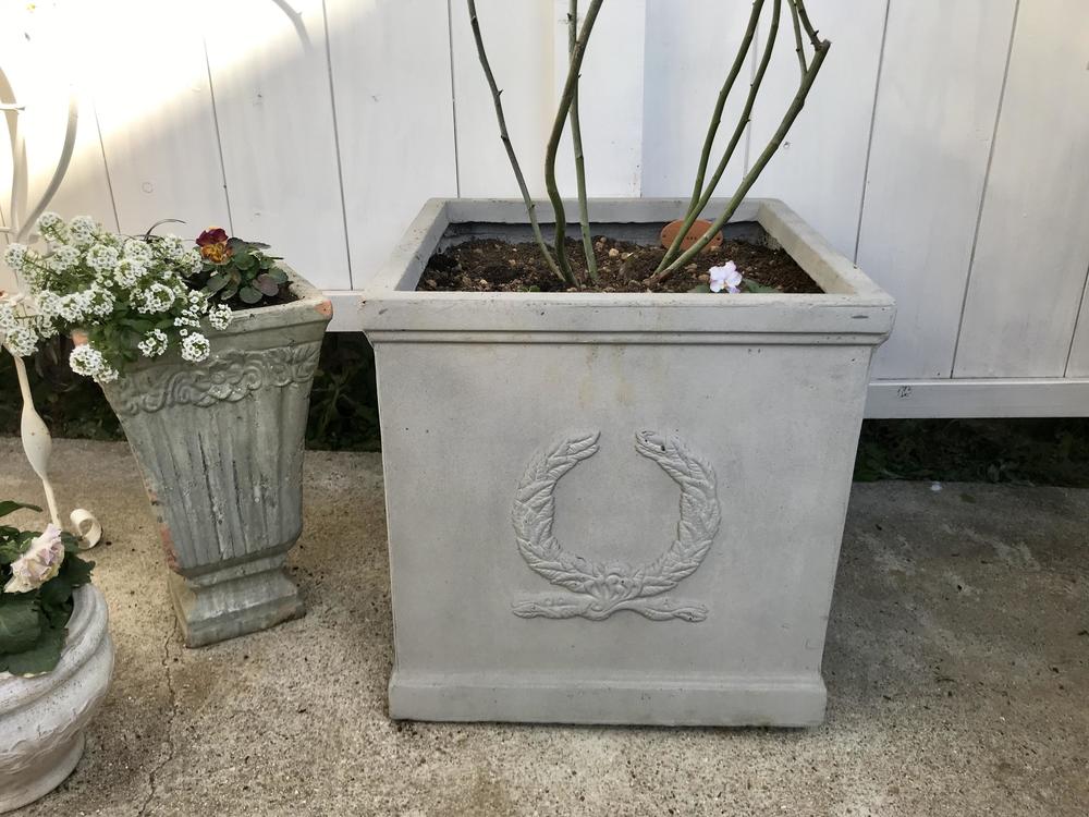 ガーデンハウスに似合う鉢とバラの植え替えに便利なアイテム ナチュラルガーデニング日和 Nobaraの小さな庭より